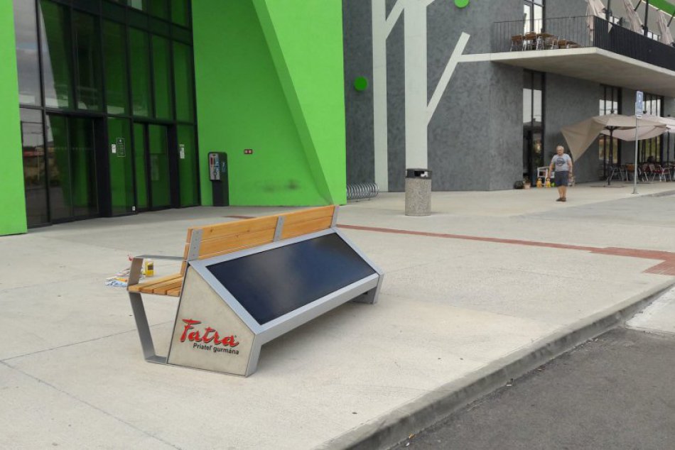 Ilustračný obrázok k článku Pred Fresh Marketom pribudla solárna lavička. Pripojíte sa na nej na internet