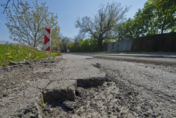 Ilustračný obrázok k článku Nitriansky kraj získal 13 miliónov eur: Pôjdu na opravu TÝCHTO ciest