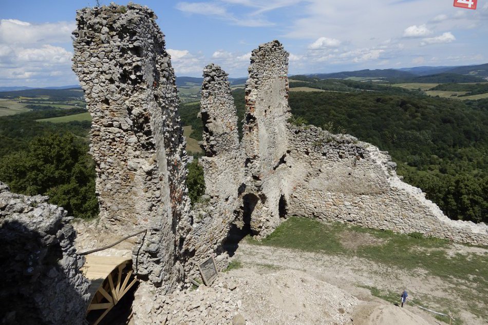 Ilustračný obrázok k článku Stovky pracovníkov: Nezamestnaným podieľajúcim sa na obnove hradov je určených 10 miliónov eur