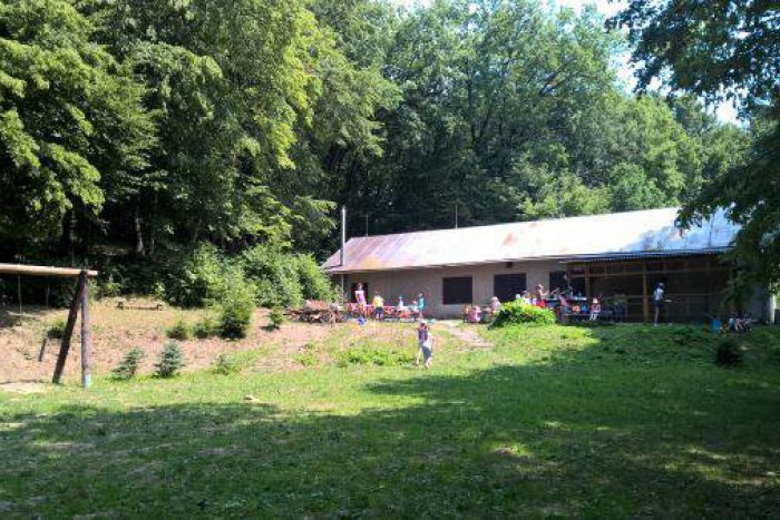 Ilustračný obrázok k článku Atraktívna novinka na Borkúte: V lesoparku si ľudia môžu užiť discgolfové ihrisko