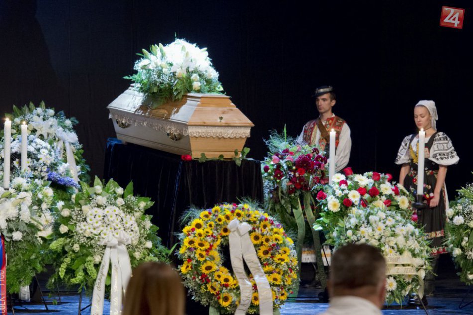 Ilustračný obrázok k článku FOTO: Slovensko sa rozlúčilo s umeleckým vedúcim Lúčnice Štefanom Nosáľom