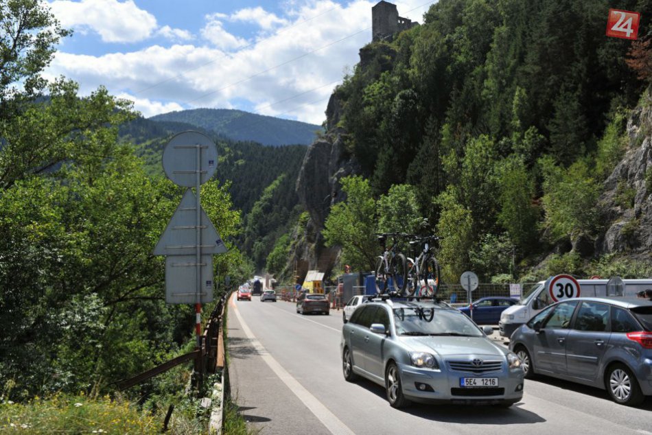 Ilustračný obrázok k článku FOTO: Otvorili cestu pod Strečnom, platia však dopravné obmedzenia