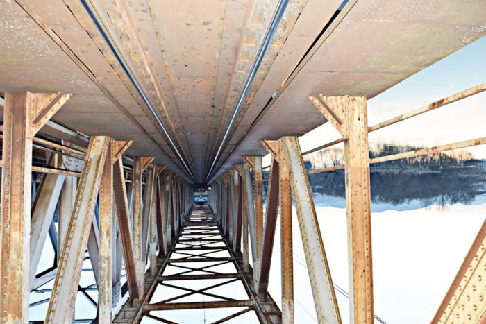 Ilustračný obrázok k článku POZOR na vlakovú výluku: Začínajú odstraňovať most