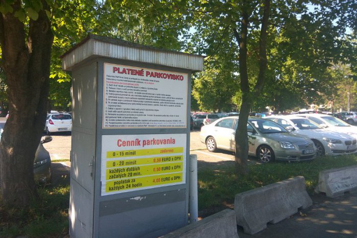 Ilustračný obrázok k článku Parkovné pred novozámockou nemocnicou: Súkromník zvýšil poplatky na takmer trojnásobok