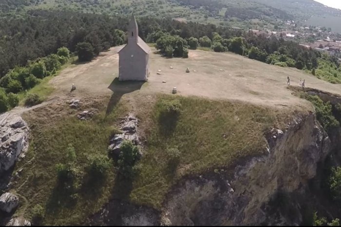 Ilustračný obrázok k článku Acapella prespievala známy hit: VIDOEKLIP natočila pri Dražovskom kostolíku