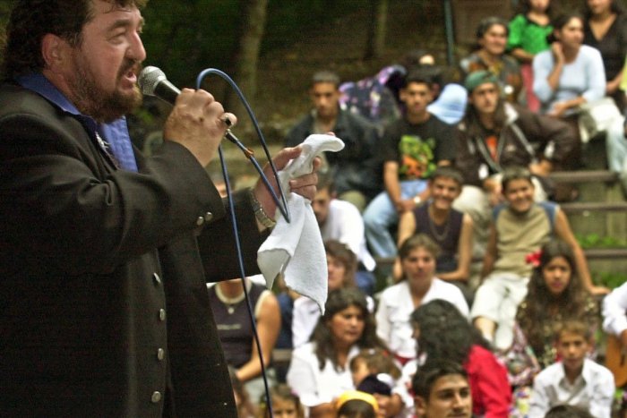 Ilustračný obrázok k článku Piatková dávka hudby: Šaľanom zaspieva Ľubo Virág