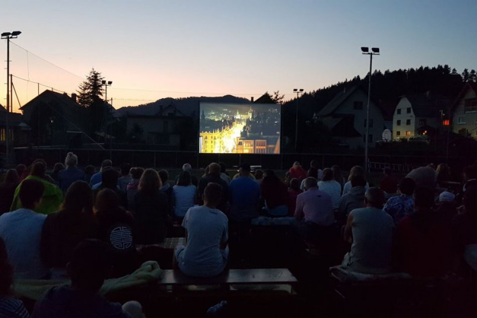 Ilustračný obrázok k článku Parádny nápad: Do dedinského kina v našom okrese prúdia davy