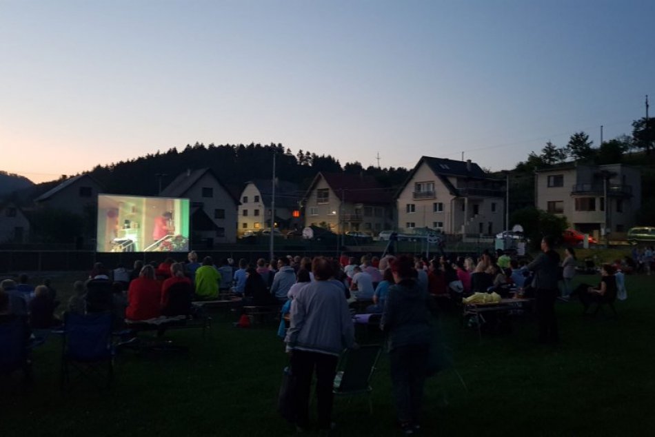 Ilustračný obrázok k článku Dedinské kino kúsok od Považskej má šmrnc: Hviezdy nad hlavou, pivečko v ruke...