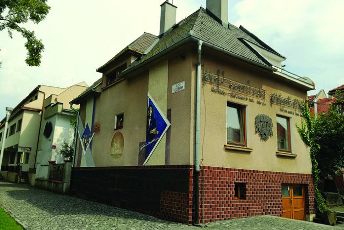 Ilustračný obrázok k článku Pamätníky Johna Lennona sú po celom  svete. Aj v Bardejove