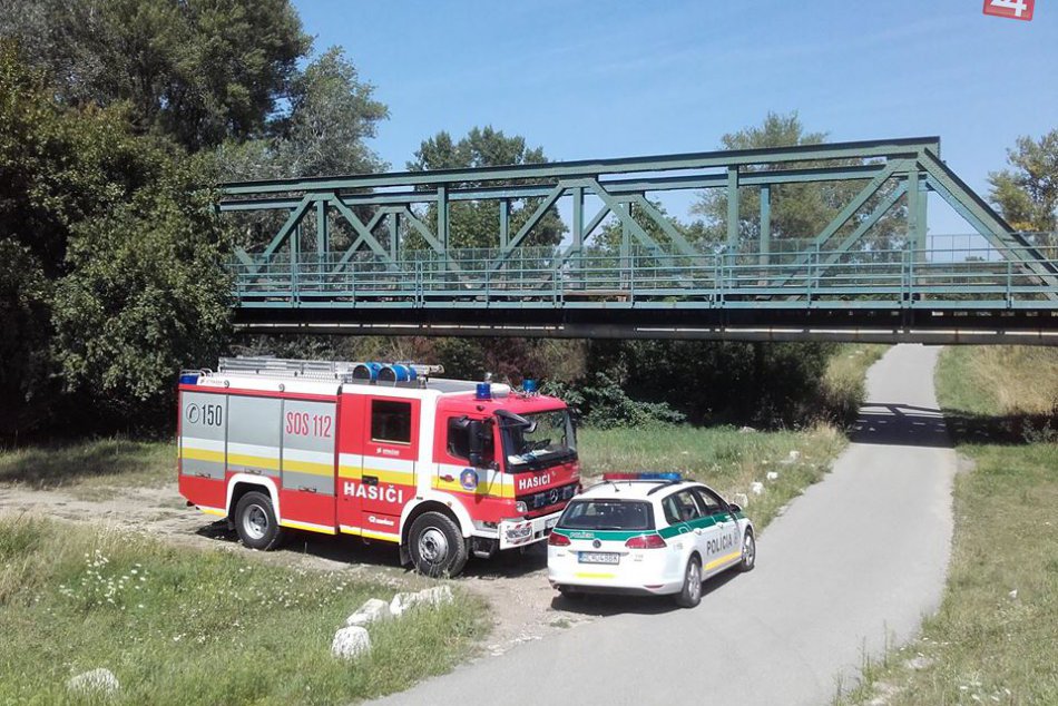 Ilustračný obrázok k článku Dramatické momenty Hlohovci: Hasiči zachraňovali muža z Váhu! FOTO