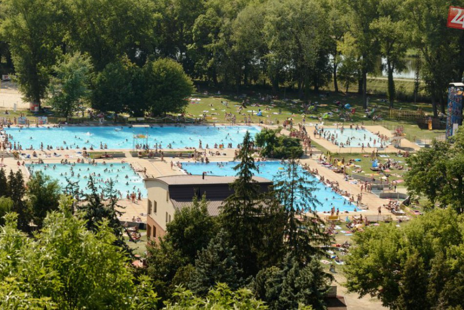 Ilustračný obrázok k článku Brány nitrianskeho kúpaliska ostanú otvorené dlhšie: Sezónu predĺžia