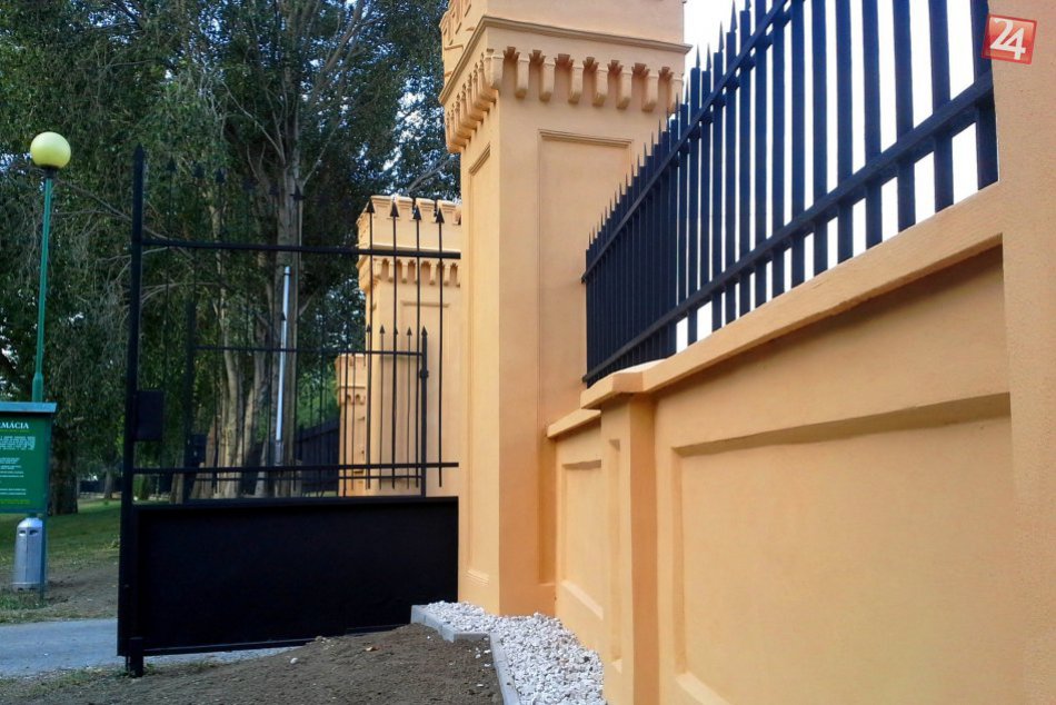 Ilustračný obrázok k článku Brána do Zámockej záhrady v Hlohovci dostala nový šat: Prezrite si ju na FOTKÁCH