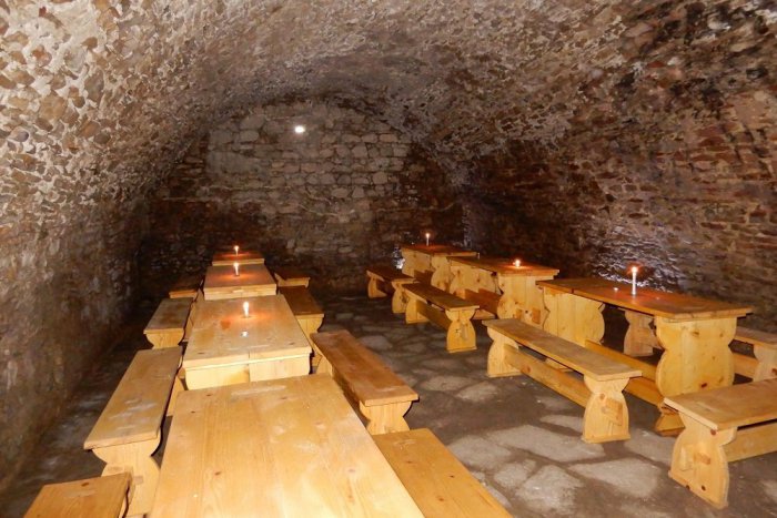 Ilustračný obrázok k článku Zápis o nej pochádza ešte z roku 1620: Na Brekovskom hrade obnovili vínnu pivnicu