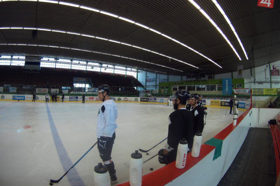 Ilustračný obrázok k článku Hokejový kolotoč začína: Hráči HC Nové Zámky posielajú VIDEOPOZVÁNKU