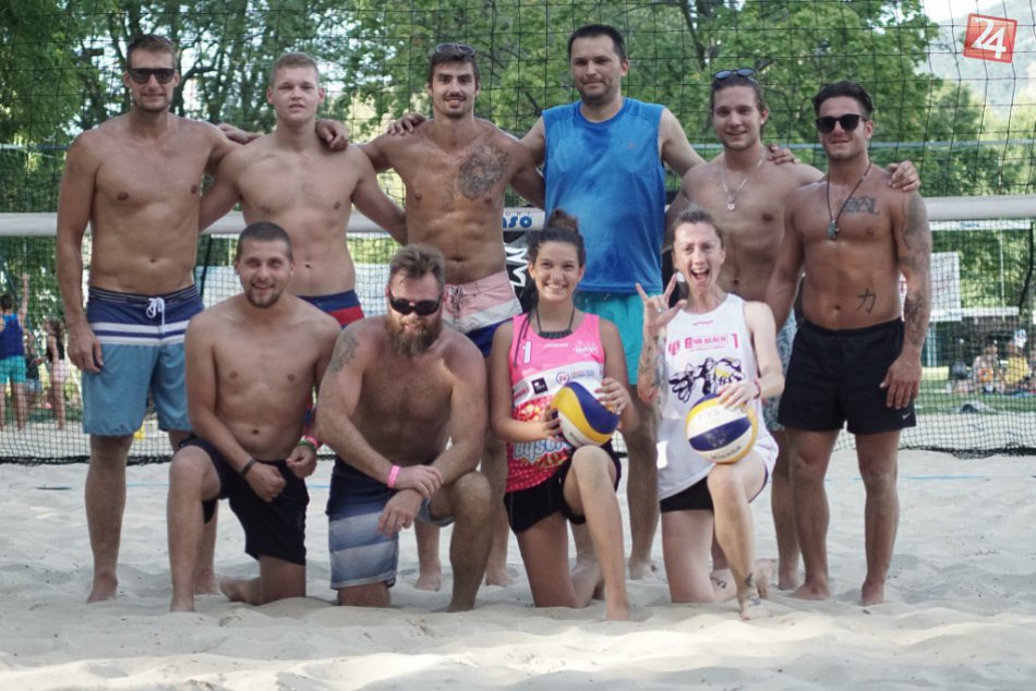 Ilustračný obrázok k článku Finále plážového volejbalu je za nami: Piesok si vyskúšali aj hokejisti, FOTO