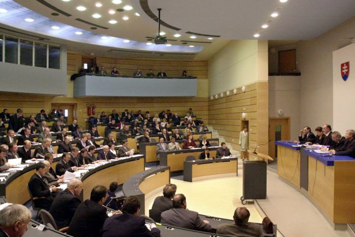 Ilustračný obrázok k článku Počet poslancov BBSK sa nezmení. O Kotlebovom návrhu nebol dôvod rokovať