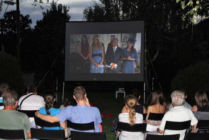 Ilustračný obrázok k článku LETNÉ KINO: Pozrite si film na tráve, v objatí polovičky a pod holým nebom