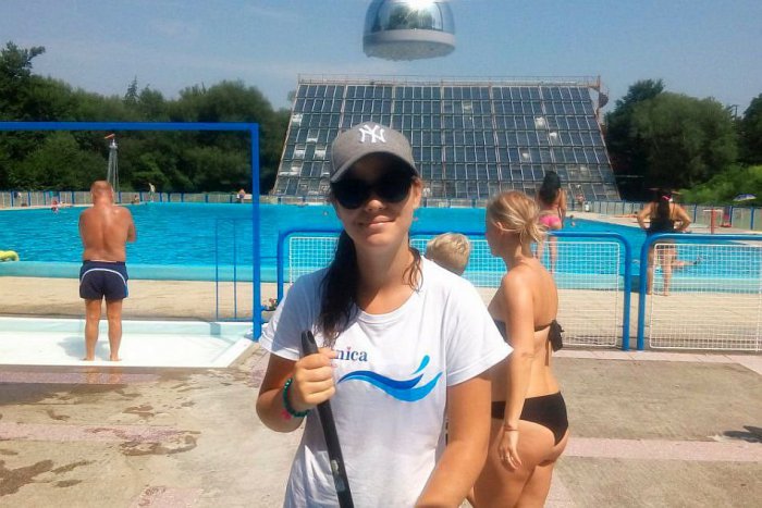 Ilustračný obrázok k článku Mladá plavčíčka Simona zo zvolenského kúpaliska: Najhoršie je, byť celý deň na slnku