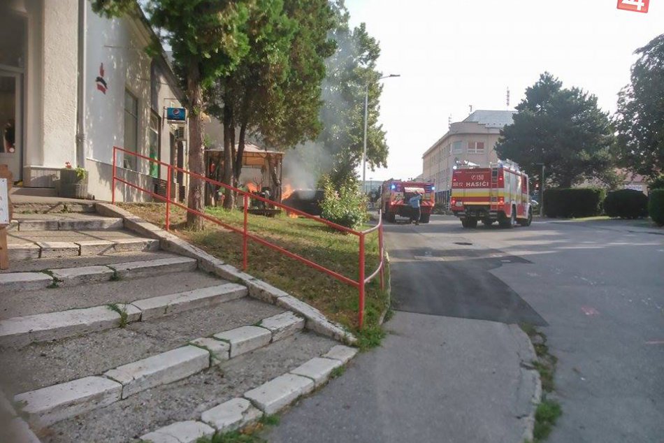 Ilustračný obrázok k článku Na Námestí svätého Michala v Hlohovci horelo auto: FOTO priamo z miesta