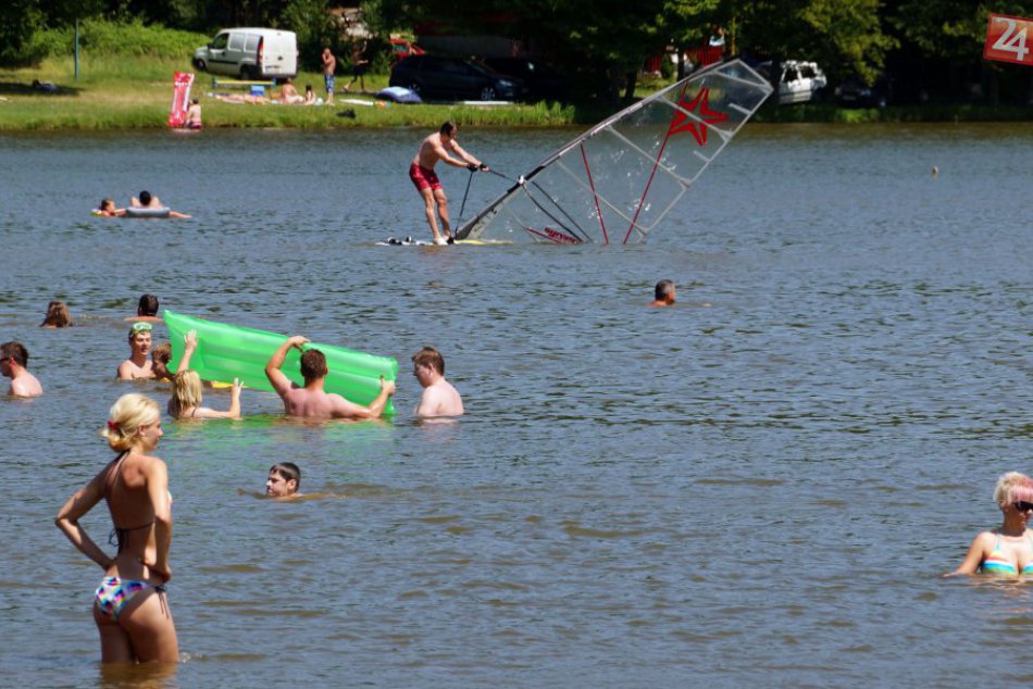 Ilustračný obrázok k článku Vyberajte plavky! V týchto prírodných vodách v Nitrianskom kraji sa môžete kúpať