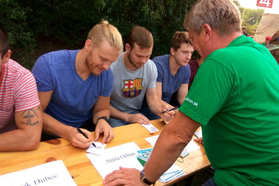 Ilustračný obrázok k článku FOTO: Hokejisti privítali fanúšikov autogramiádou a hladkým víťazstvom, Orbán ako Ibrahimovič