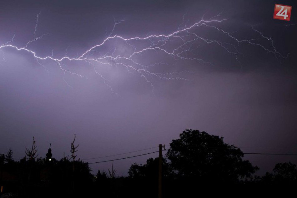 Ilustračný obrázok k článku Čaká nás ďalšia vlna búrok: Výstraha platí pre celé Slovensko