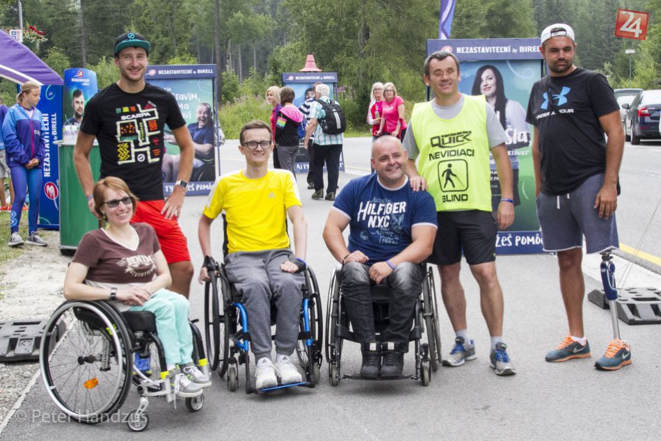 Ilustračný obrázok k článku Šiarnik vs. Nezastaviteľní: Rýchlejší skialpinista alebo štyria hendikepovaní?