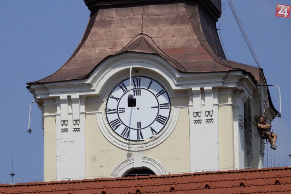 Ilustračný obrázok k článku Kostol vo Fiľakove s NOVINKOU. Hodiny na veži dostanú smaltované ciferníky