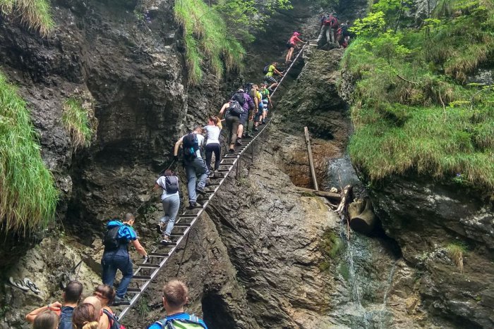 Ilustračný obrázok k článku Horská záchranná služba upozorňuje turistov: Na túry treba chodiť zavčas ráno