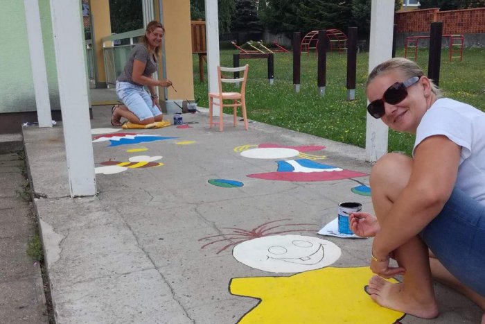Ilustračný obrázok k článku Učiteľky vyhrnuli rukávy: Malých Žiarčanov prekvapí nezvyčajná cesta do škôlky, FOTO