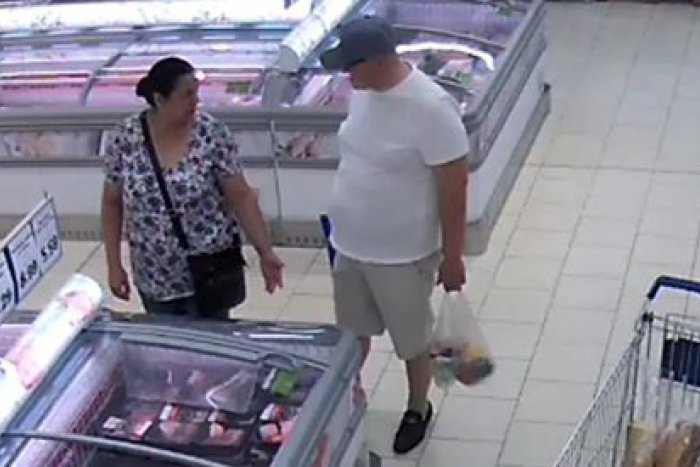 Ilustračný obrázok k článku FOTO z martinského nákupáku: Policajti prosia o pomoc, poznáte túto dvojicu?