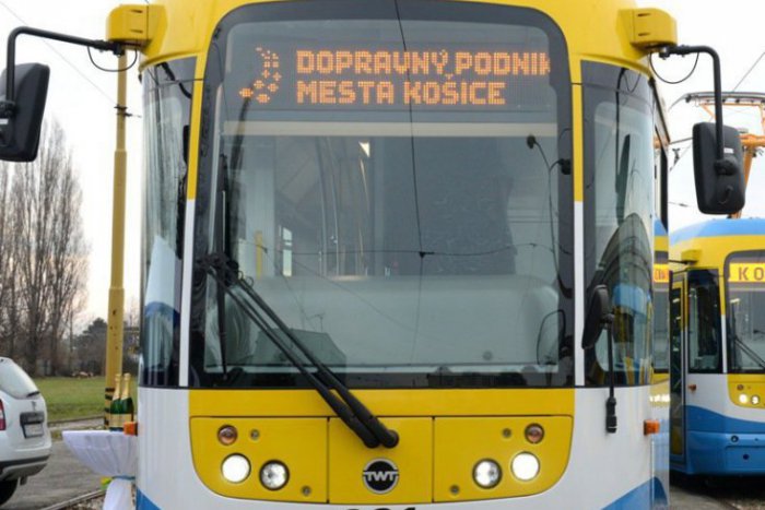 Ilustračný obrázok k článku Útok nožom na revízora v košickej električke: Táto žena čelí obvineniu!