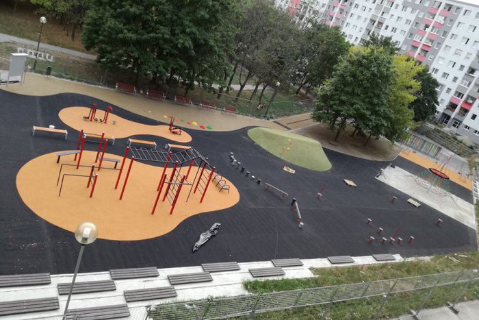 Ilustračný obrázok k článku Športový park JAMA v Petržalke onedlho dokončia. Bude jedinečný nielen mäkkým povrchom
