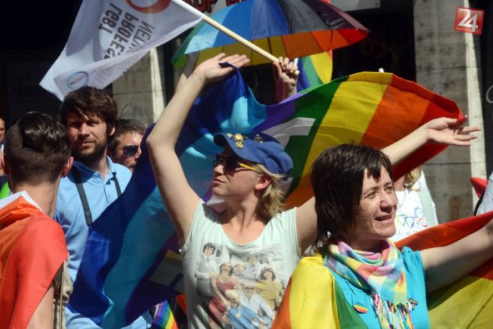 Ilustračný obrázok k článku Pochody - Dúhový Pride a Hrdí na rodinu - obmedzia dopravu v Bratislave