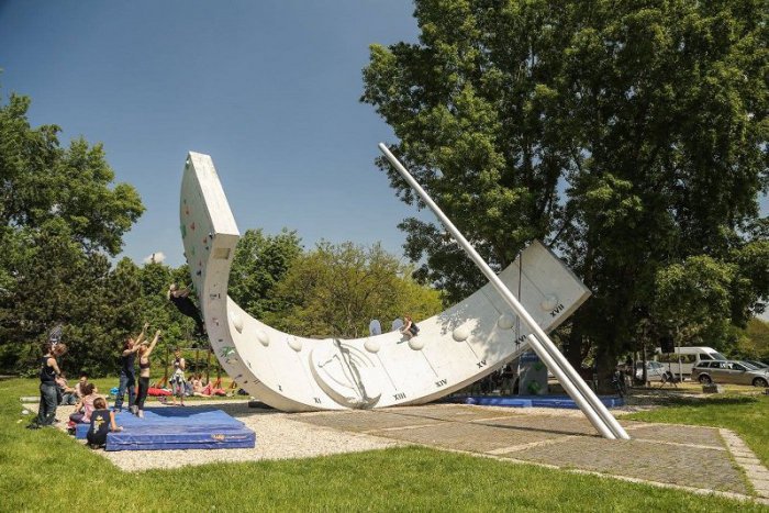 Ilustračný obrázok k článku Slnečné hodiny dostanú novú tvár. V areáli pribudnú preliezky na cvičenie