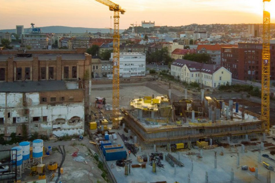 Ilustračný obrázok k článku OBRAZOM: Druhá veža už dostala svoj tvar. SKY PARK sa ťahá do výšky