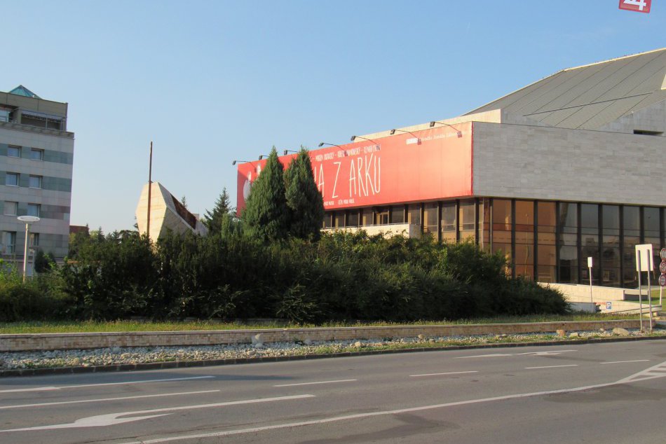 Ilustračný obrázok k článku Pri prešovskom divadle to vyzerá všelijako: Privíta hercov okolitá burina? FOTO