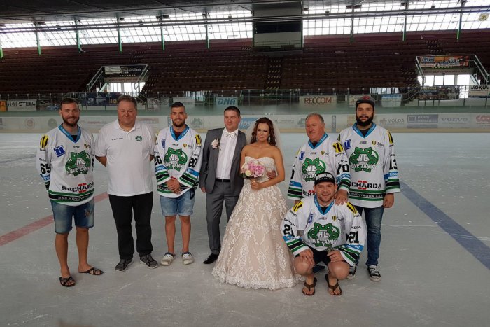 Ilustračný obrázok k článku Zimný štadión v Zámkoch v netradičnej úlohe: Fotili sa na ňom svadobčania