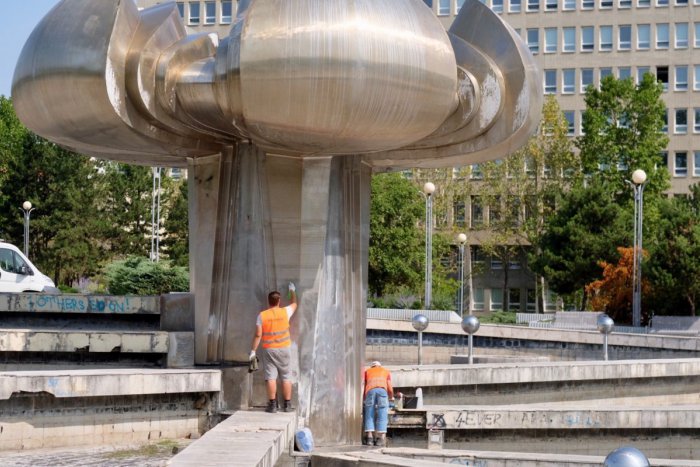 Ilustračný obrázok k článku Námestie slobody vydržalo bez grafiti iba 2 dni. Hlavné mesto chce s vandalmi zatočiť