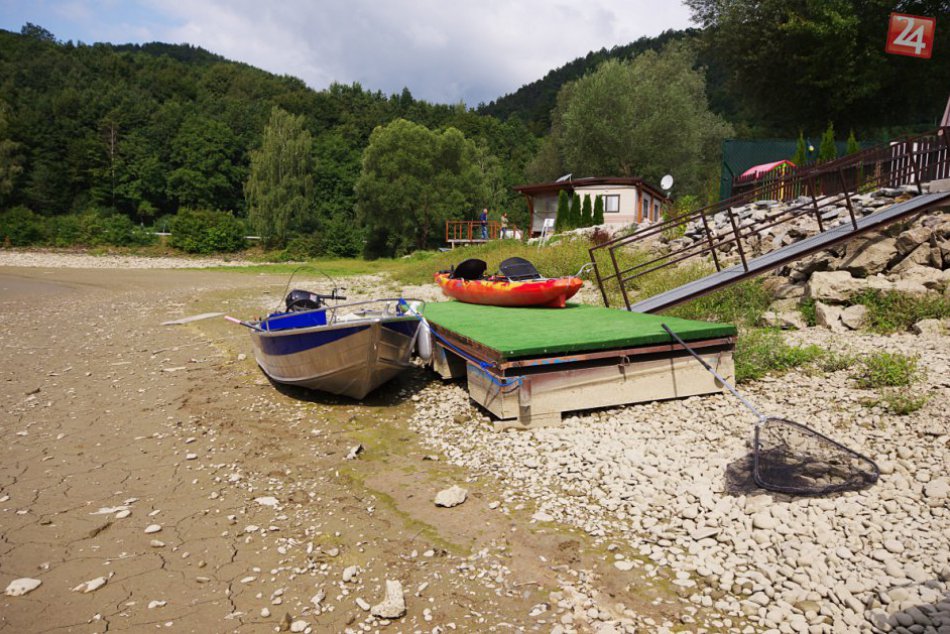 Ilustračný obrázok k článku Lode kotvia na súši, rybám hrozí úhyn: Čo sa deje na Nosickej priehrade? FOTO