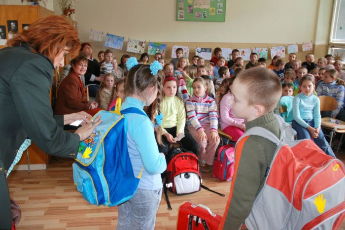 Ilustračný obrázok k článku RADÍME: Prezuvky pre dieťa by mali byť vzdušné, ťažká aktovka mu môže uškodiť