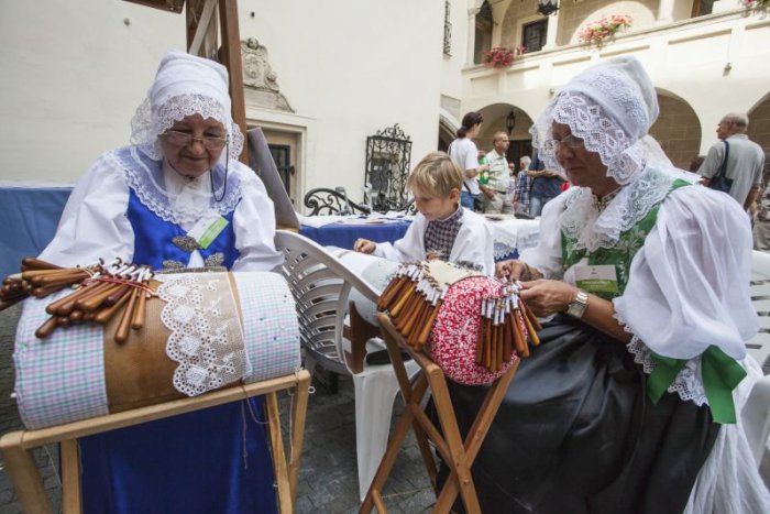 Ilustračný obrázok k článku Mesto ožije ľudovými remeslami. Dni majstrov ÚĽUV predstavia hudbu, tanec, módu aj tradičnú kuchyňu