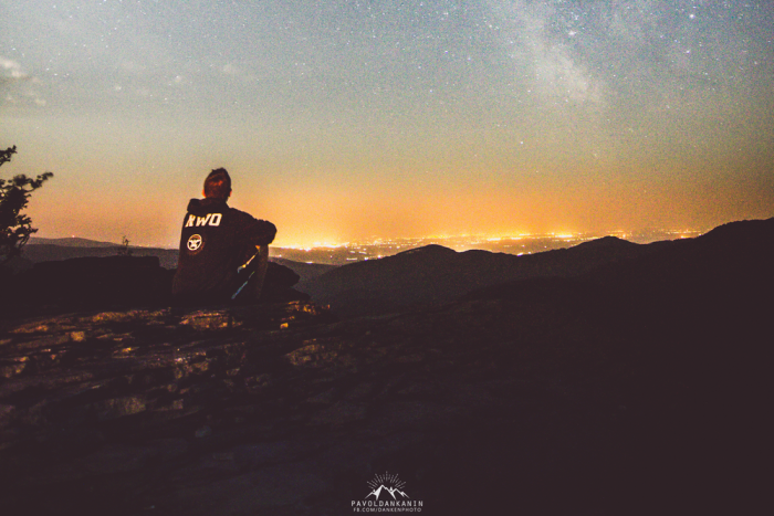 Ilustračný obrázok k článku Paľo (23) si ustlal rovno pod hviezdami: Úchvatné zábery zo Sninského kameňa!