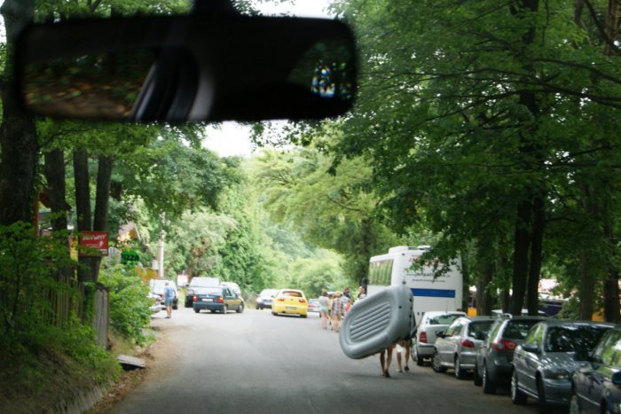 Ilustračný obrázok k článku Chaotickému parkovaniu pri tajchu je koniec: Už to však nie je zadarmo