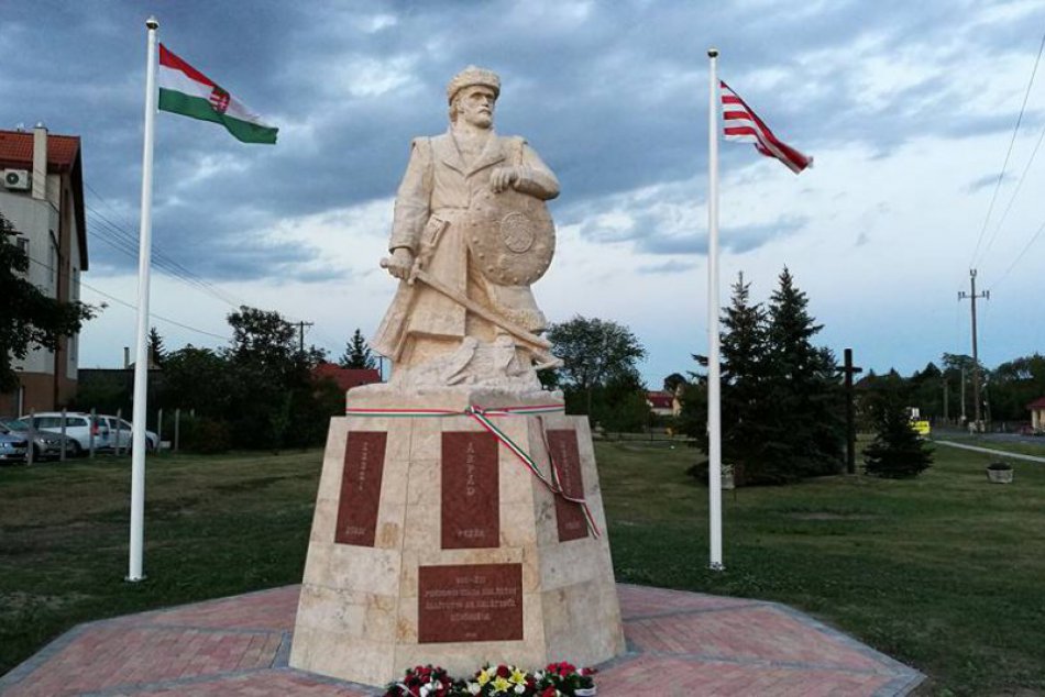 Ilustračný obrázok k článku FOTO: V Rajke vyrástla trojmetrová socha náčelníka Arpáda