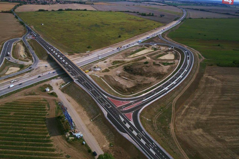 Ilustračný obrázok k článku FOTO: Od dnes funguje novoobnovený most ponad križovatku Blatné