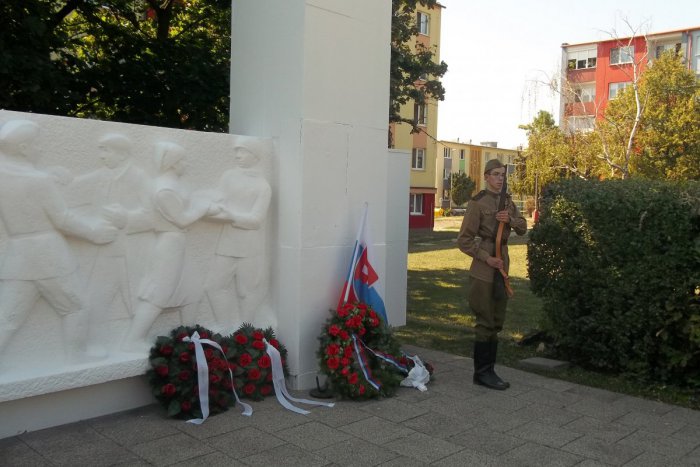 Ilustračný obrázok k článku FOTO: Mesto si uctilo hrdinov, konal sa pietny akt kladenia vencov