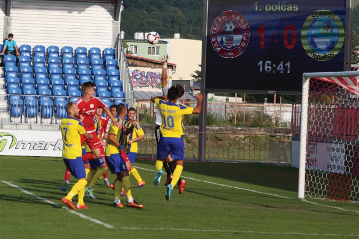 Ilustračný obrázok k článku Jarmočný futbal potrápil hráčov i divákov