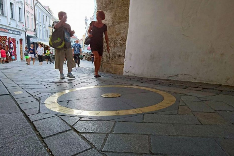 Ilustračný obrázok k článku Pod Michalskou bránou už 20 rokov ukazuje kilometre do sveta
