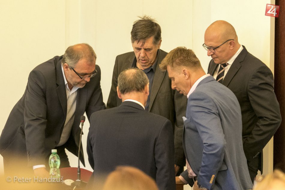 Ilustračný obrázok k článku Klub nezávislých poslancov s podozrením na porušovanie zákona!